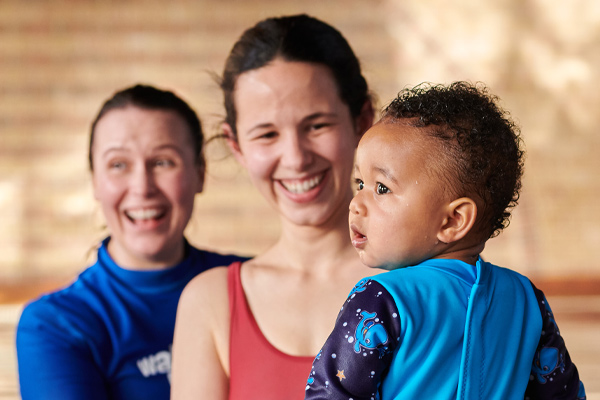 mother-with-baby-in-water-babies-class-accompanying-teacher