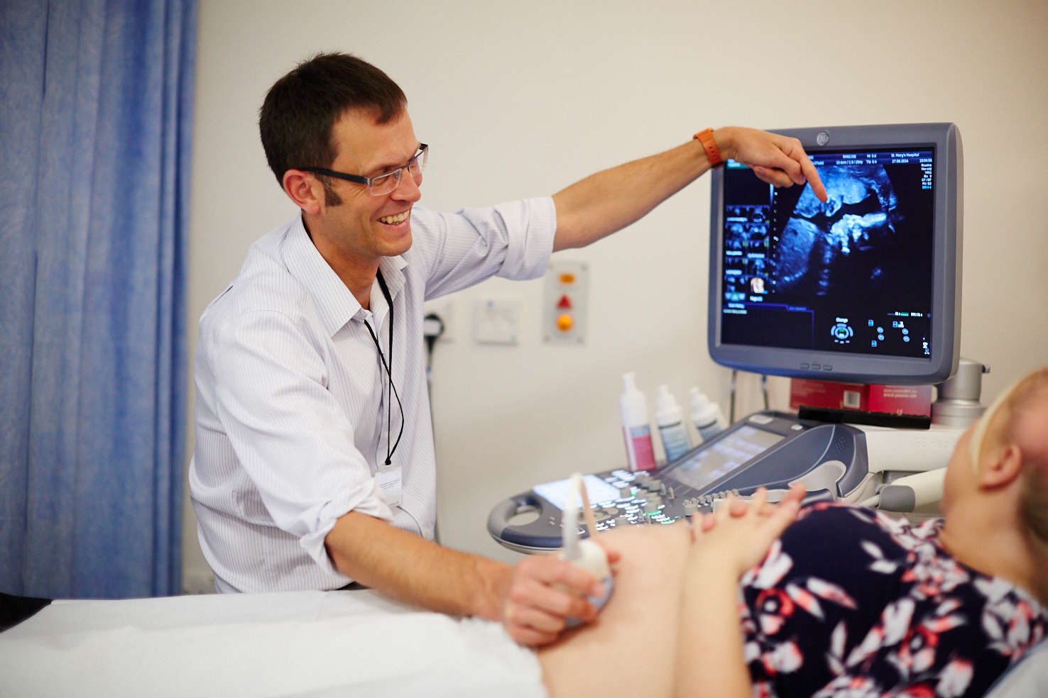 tommys doctor with mum scanning a baby