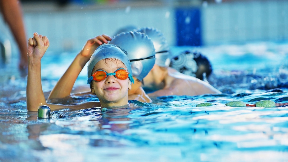 swim england kids in swimming pool